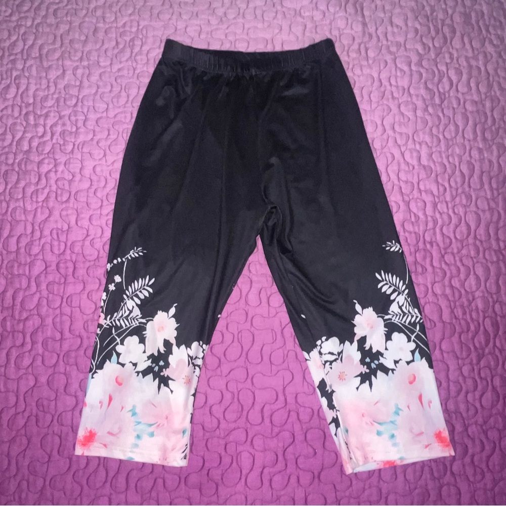 Floral Black and Pink Capri Leggings